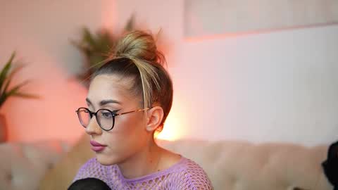 Snapshot of aileenaxa chatting on November 22, 8:30 pm Aileen online show from November 22, 8:30 pm