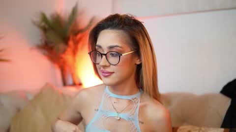 Snapshot of aileenaxa chatting on November 23, 8:30 pm Aileen online show from November 23, 8:30 pm