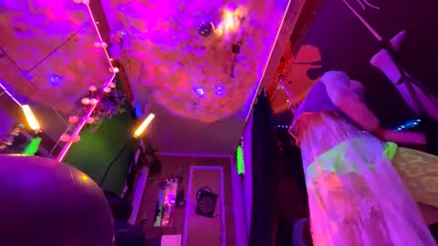 Snapshot of aimeebutton chatting on November 9, 2:10 am online show from November 9, 2:10 am