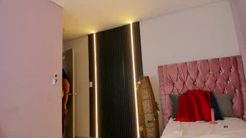 AISHA  MOORE online show from April 10, 7:40 pm