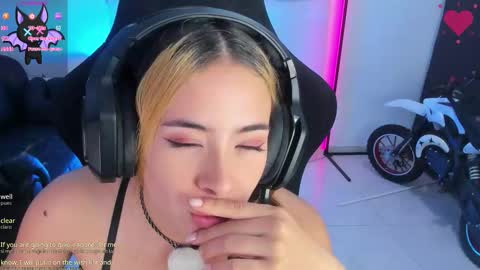 Snapshot of aishelyng20 chatting on October 24, 6:43 am aishelyng20 online show from October 24, 6:43 am