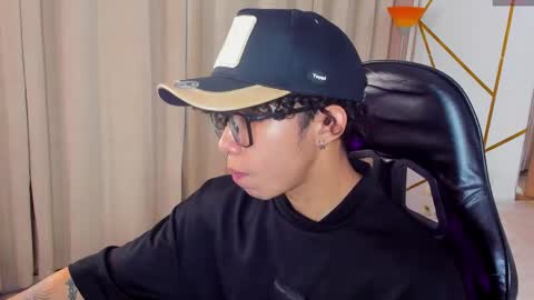 Snapshot of akazaboy chatting on May 6, 5:46 am akazaboy online show from May 6, 5:46 am