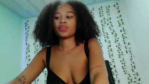 akemy_saunderz online show from May 24, 2:27 am
