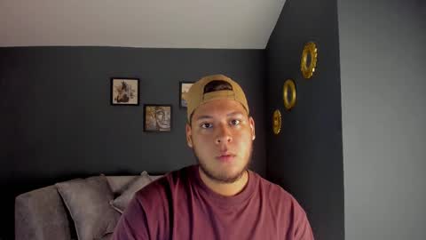 Snapshot of akon_2 chatting on February 25, 9:35 pm Akoon online show from February 25, 9:35 pm