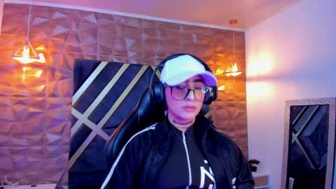 Snapshot of alahia_dangelo_ chatting on October 3, 11:40 am ALAHIA online show from October 3, 11:40 am