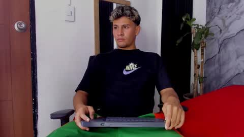 alan__smith online show from November 11, 7:36 pm