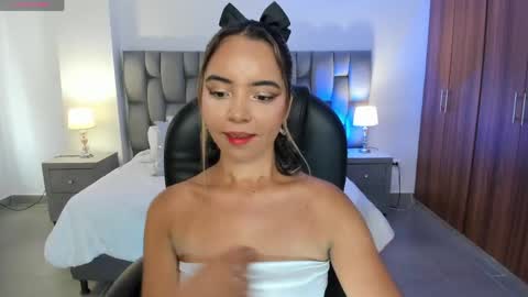 alana  online show from April 15, 7:32 pm