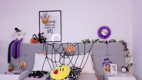 Alanaa  online show from October 12, 11:59 pm