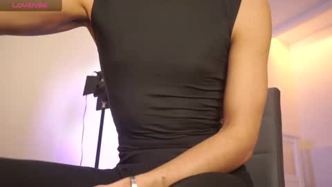 idenavarre online show from December 18, 10:13 pm