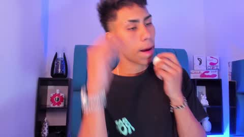 Snapshot of alannaughty_ chatting on December 19, 8:23 pm alannaughty_ online show from December 19, 8:23 pm