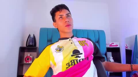 Snapshot of alannaughty_ chatting on January 15, 6:43 am alannaughty_ online show from January 15, 6:43 am