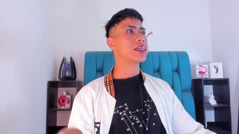 Snapshot of alannaughty_ chatting on January 19, 1:00 am alannaughty_ online show from January 19, 1:00 am