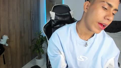 Snapshot of alannaughty_ chatting on May 11, 10:29 pm alannaughty_ online show from May 11, 10:29 pm