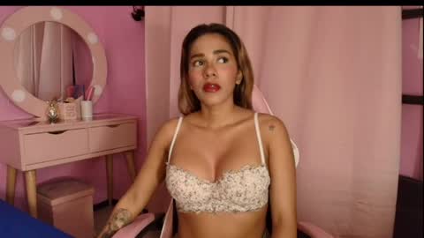 Snapshot of aldana_stone chatting on June 2, 2:13 am aldana_stone online show from June 2, 2:13 am