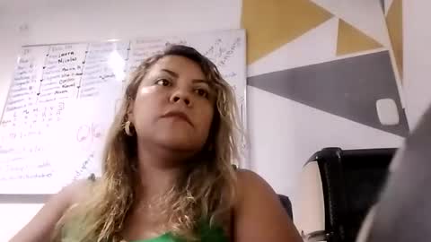 Snapshot of aleja_lollipop chatting on May 18, 10:59 pm Aleja online show from May 18, 10:59 pm