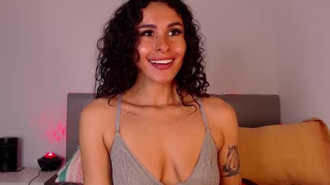 Snapshot of alejandraray chatting on December 17, 9:21 pm Danna Ray online show from December 17, 9:21 pm