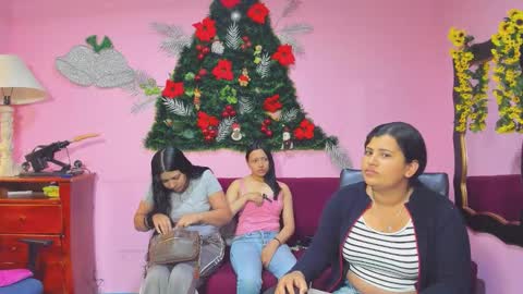 Snapshot of alejita_smithh chatting on December 17, 12:11 pm zoe and Kataleya online show from December 17, 12:11 pm