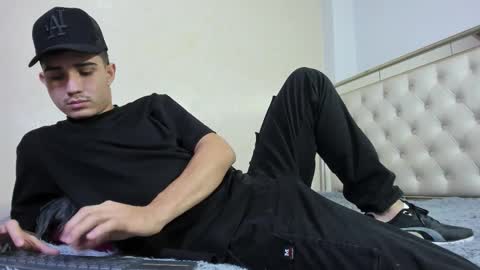 Snapshot of alejo_gray1 chatting on November 7, 3:17 am alejo_gray1 online show from November 7, 3:17 am