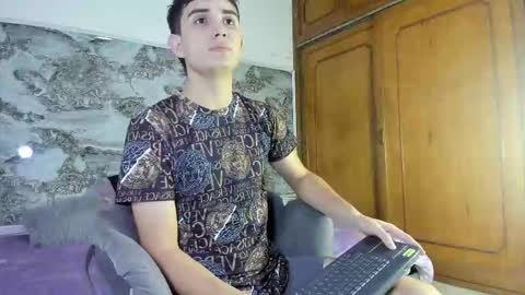 Snapshot of alejo_gray1 chatting on November 9, 7:23 pm alejo_gray1 online show from November 9, 7:23 pm