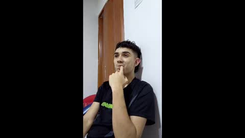 Snapshot of alejo_gray1 chatting on December 18, 7:03 am alejo_gray1 online show from December 18, 7:03 am