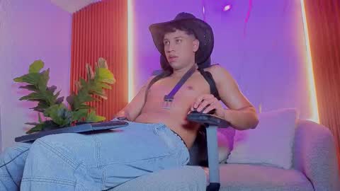 Snapshot of alejostonevg chatting on February 6, 7:28 pm Alejo online show from February 6, 7:28 pm