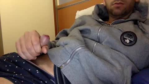 Snapshot of alesex90 chatting on December 20, 6:24 pm alesex90 online show from December 20, 6:24 pm