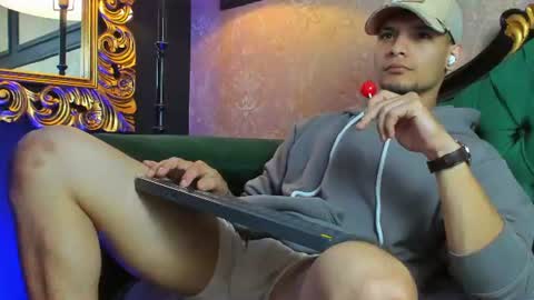 Snapshot of aless_king chatting on July 20, 10:01 pm Alessandro King online show from July 20, 10:01 pm