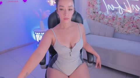 Snapshot of alessaromero chatting on January 24, 1:35 am ALESSA ROMERO online show from January 24, 1:35 am