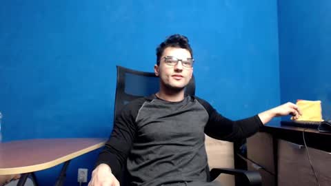 Snapshot of alex_blu chatting on December 2, 7:25 am Alex online show from December 2, 7:25 am