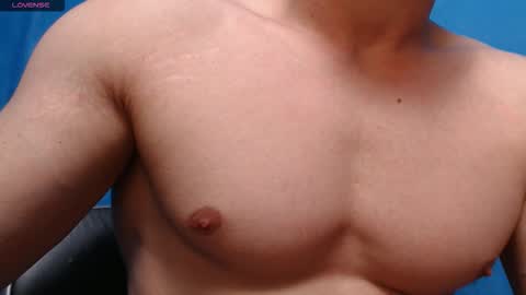 Snapshot of alex_blu chatting on October 18, 10:05 am Alex online show from October 18, 10:05 am