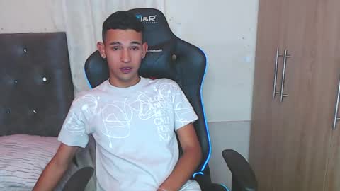 Snapshot of alex_diorrr chatting on January 12, 12:39 am Alex online show from January 12, 12:39 am