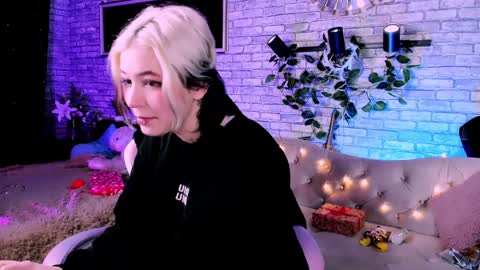 alex_howell online show from January 5, 11:44 pm