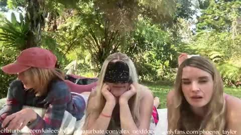 Snapshot of alex_nextdoor chatting on March 4, 2:06 am Alex online show from March 4, 2:06 am