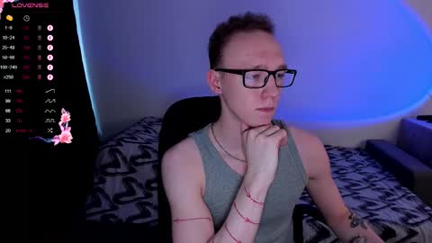 Snapshot of alex_silent chatting on September 18, 1:02 pm alex_silent online show from September 18, 1:02 pm