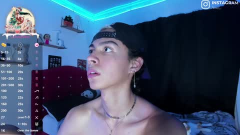 Snapshot of alex_sweet_69 chatting on December 22, 12:27 pm Alex online show from December 22, 12:27 pm