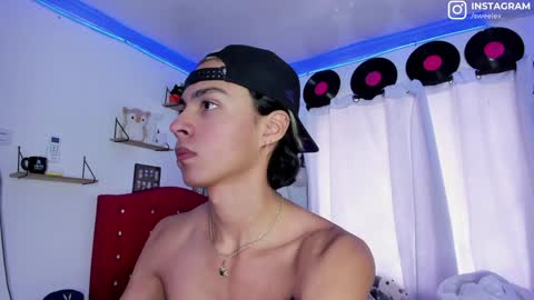 Snapshot of alex_sweet_69 chatting on December 30, 3:57 pm Alex online show from December 30, 3:57 pm