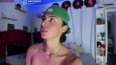 Snapshot of alex_sweet_69 chatting on February 13, 10:23 am Alex online show from February 13, 10:23 am