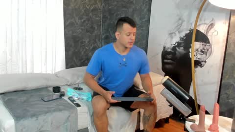 Snapshot of alex_tower chatting on January 20, 7:14 pm Alex Towers online show from January 20, 7:14 pm