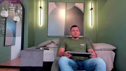 Snapshot of alex_tower chatting on February 15, 7:06 pm Alex Towers online show from February 15, 7:06 pm