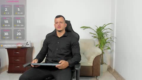 Snapshot of alex_tower chatting on November 2, 6:43 pm Alex Towers online show from November 2, 6:43 pm