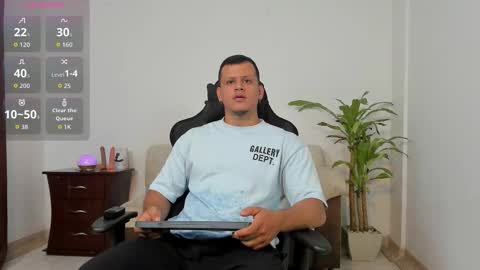 Snapshot of alex_tower chatting on February 12, 10:38 pm Alex Towers online show from February 12, 10:38 pm