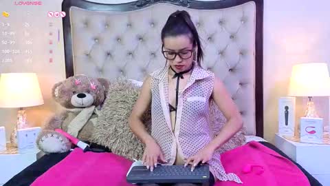 Snapshot of alexa_starckk chatting on October 15, 6:19 pm Aleza Starck online show from October 15, 6:19 pm