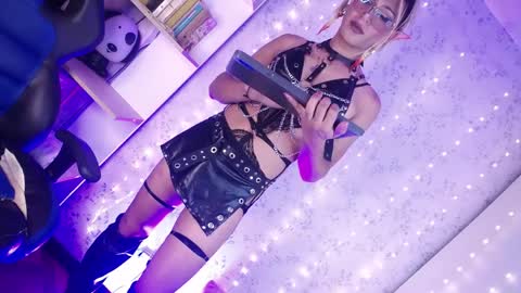 alexaavandercloude online show from April 10, 8:02 pm