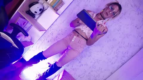 alexaavandercloude online show from April 14, 8:04 pm