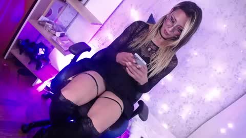 alexaavandercloude online show from April 16, 9:39 pm