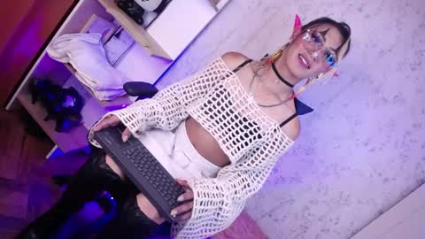 alexaavandercloude online show from April 17, 12:30 pm