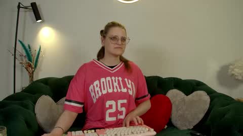 Snapshot of alexaavery chatting on May 16, 6:21 am AlexaAvery online show from May 16, 6:21 am
