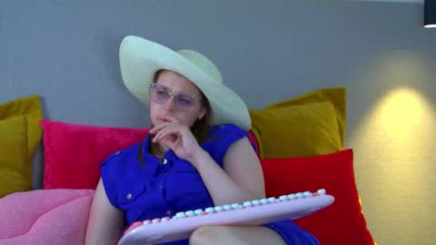 Snapshot of alexaavery chatting on June 20, 6:49 am AlexaAvery online show from June 20, 6:49 am