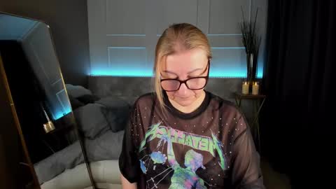 Snapshot of alexandra_kind chatting on February 19, 4:01 am Alexandra online show from February 19, 4:01 am