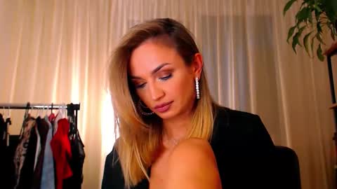 alexandrawooow online show from May 1, 4:55 pm